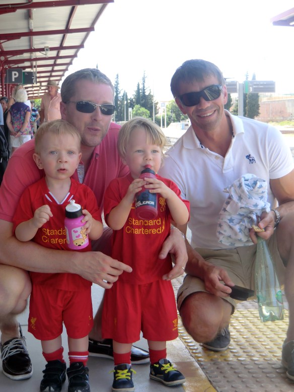 Listen up, ladies... Handsome pappas = cute babies.